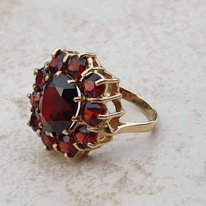 Big Garnet Cluster Ring in 9ct Gold, a UK L or a US 5 3/4