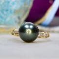 Faux Black Pearl Ring in 9ct gold.
