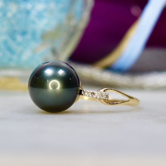 Faux Black Pearl Ring in 9ct gold.