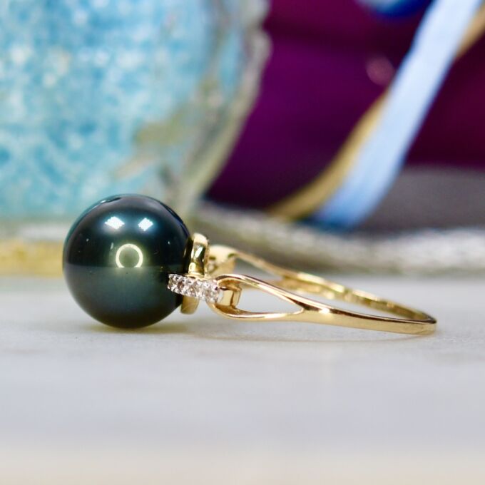 Faux Black Pearl Ring in 9ct gold.