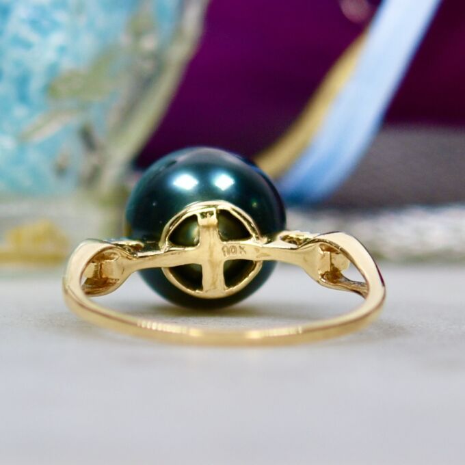 Faux Black Pearl Ring in 9ct gold.