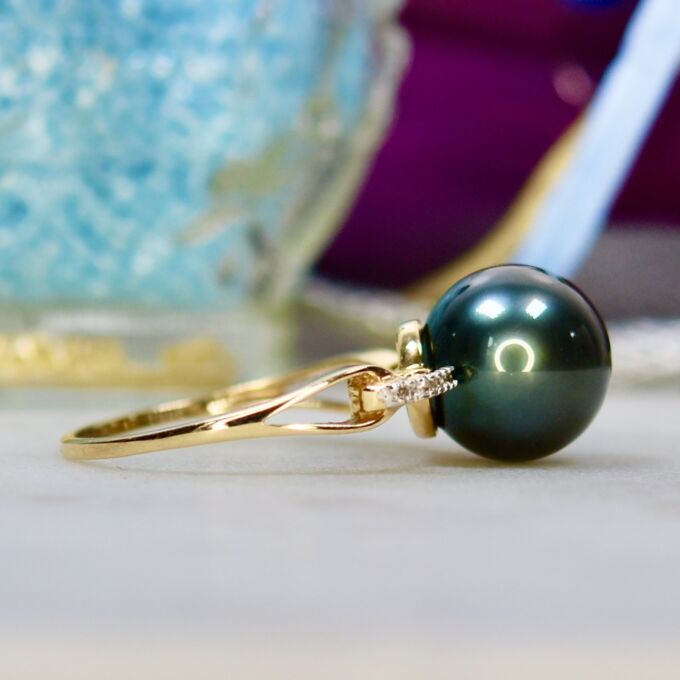 Faux Black Pearl Ring in 9ct gold.