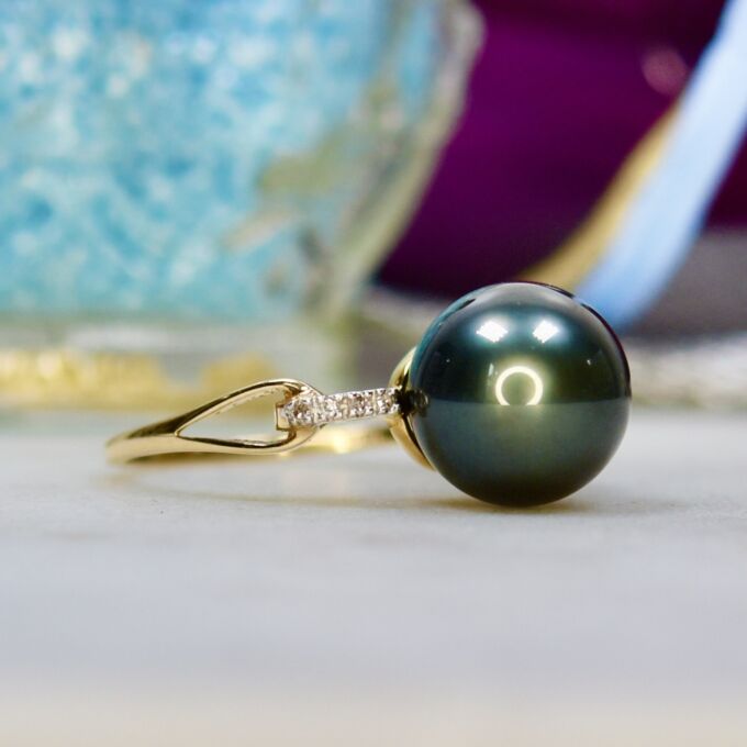 Faux Black Pearl Ring in 9ct gold.