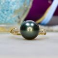 Faux Black Pearl Ring in 9ct gold.