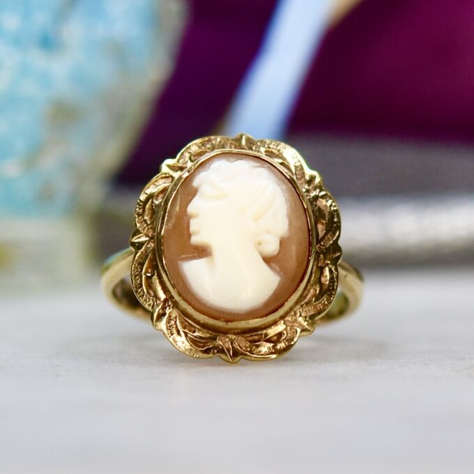 Cameo Ring in 9ct Gold.
