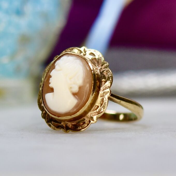 Cameo Ring in 9ct Gold.