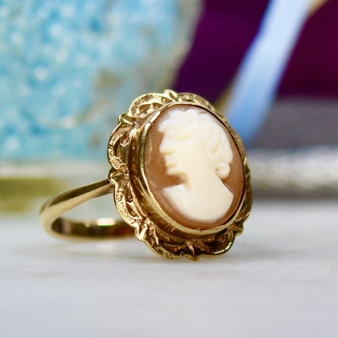 Cameo Ring in 9ct Gold.
