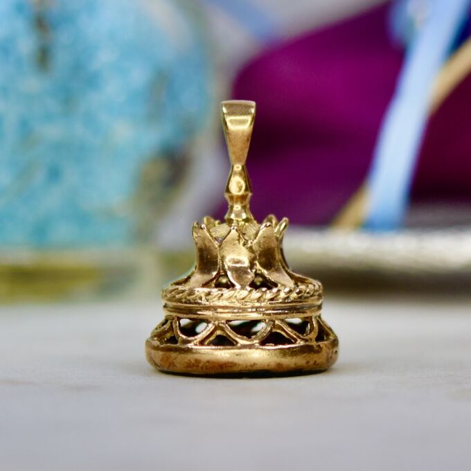 Ornate Onyx Intaglio Fob Pendant in 9ct Gold.