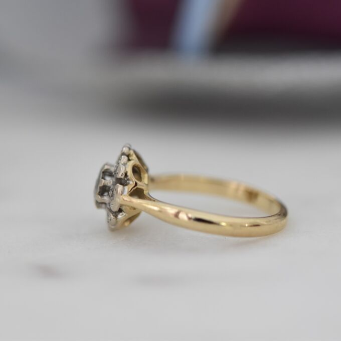 Pretty Geometric Design Diamond Ring in 18ct Gold