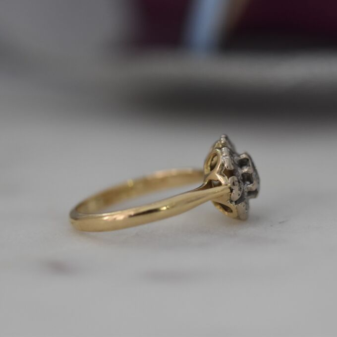 Pretty Geometric Design Diamond Ring in 18ct Gold