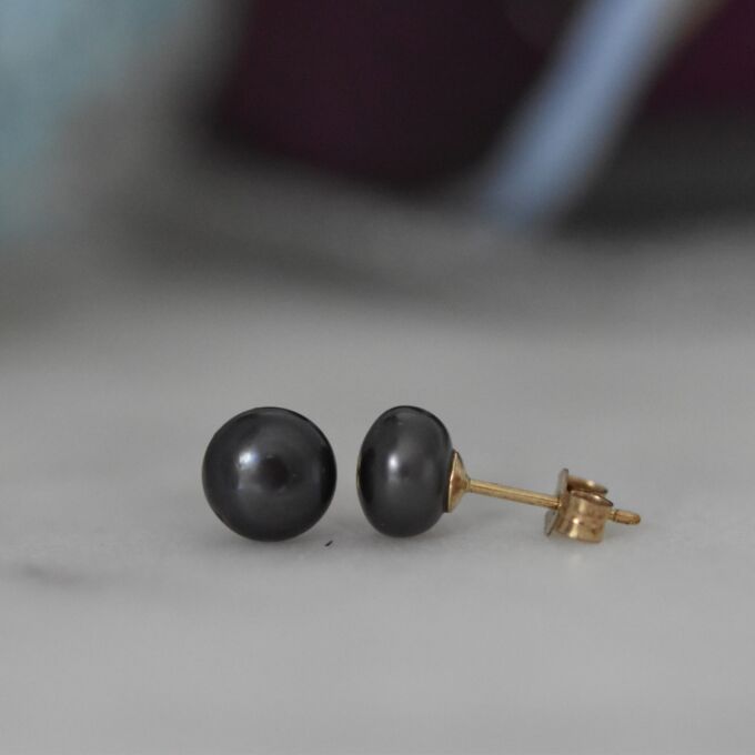 Black Pearl Stud Earrings in 9ct Gold.