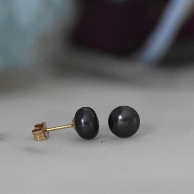 Black Pearl Stud Earrings in 9ct Gold.