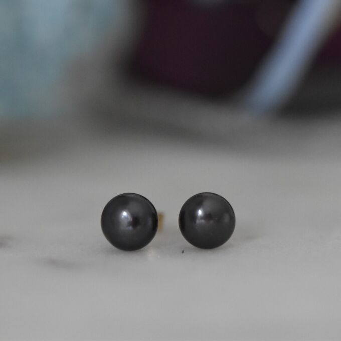 Black Pearl Stud Earrings in 9ct Gold.