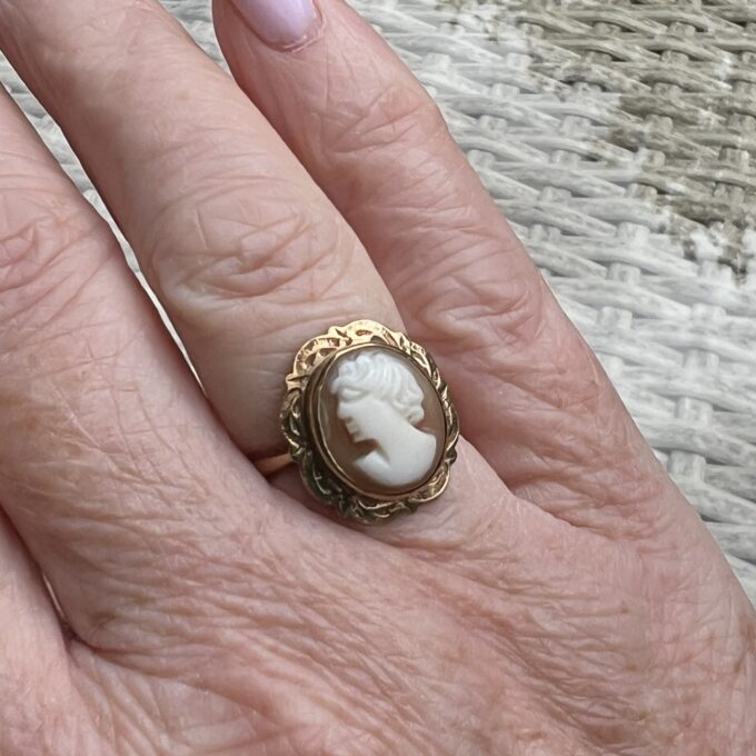 Cameo Ring in 9ct Gold.