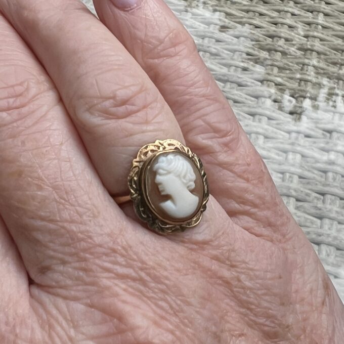 Cameo Ring in 9ct Gold.
