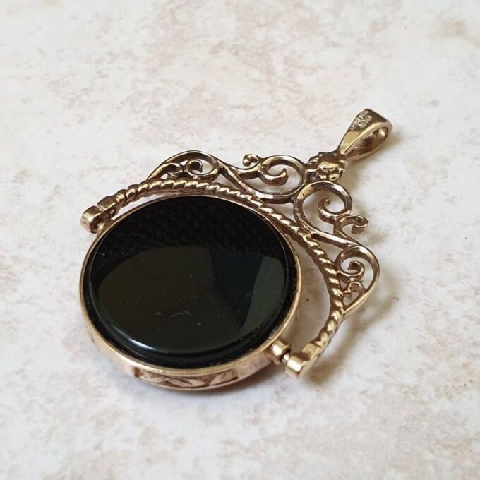 Carnelian and Onyx Spinning Pendant in 9ct Gold