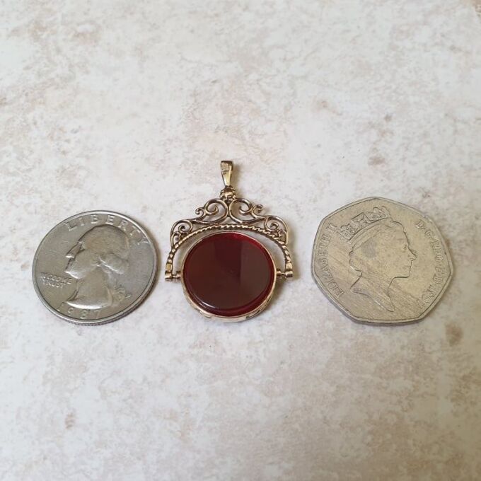 Carnelian and Onyx Spinning Pendant in 9ct Gold