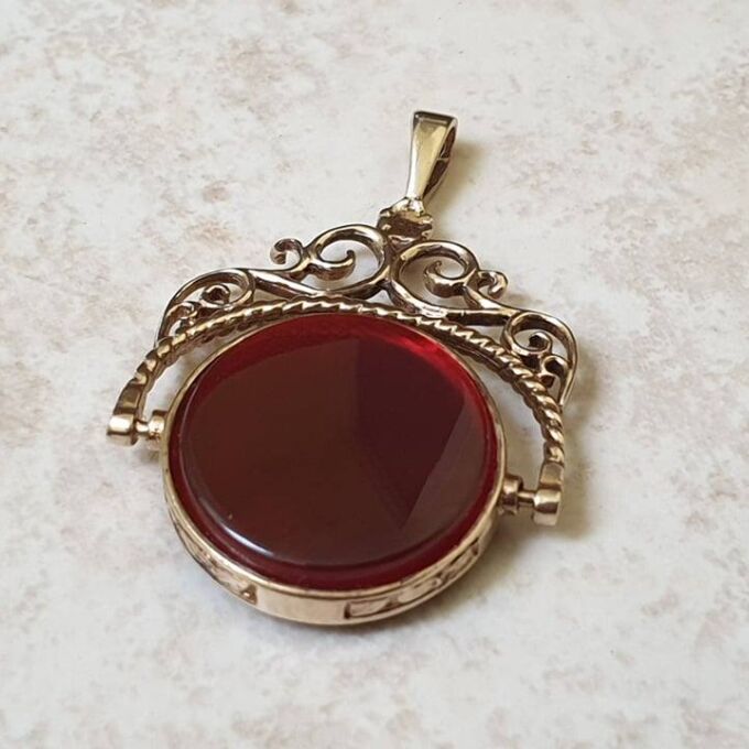 Carnelian and Onyx Spinning Pendant in 9ct Gold