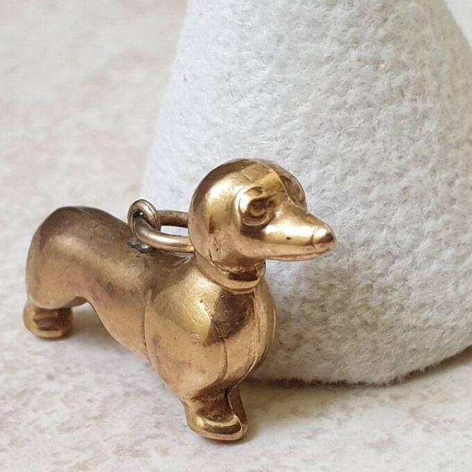 Delightful Dachshund Pendant in 9ct Gold