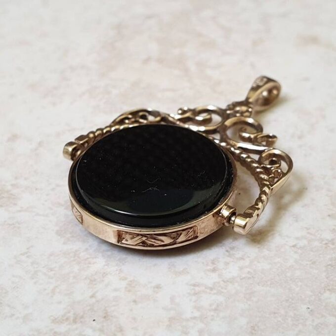 Carnelian and Onyx Spinning Pendant in 9ct Gold
