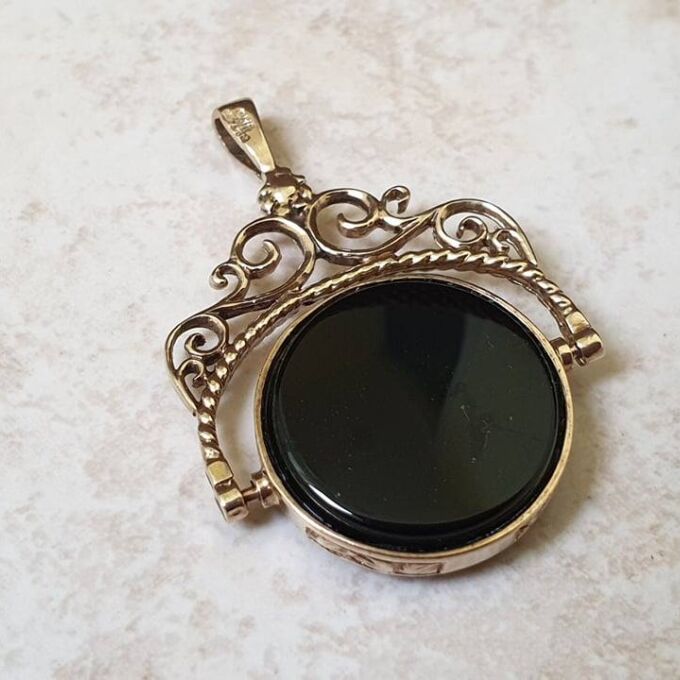 Carnelian and Onyx Spinning Pendant in 9ct Gold