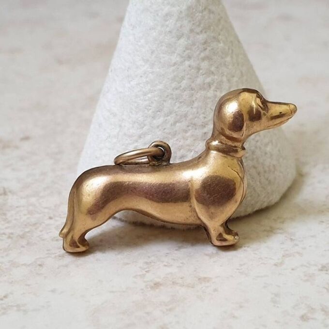 Delightful Dachshund Pendant in 9ct Gold