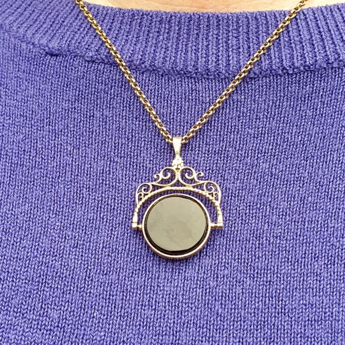 Carnelian and Onyx Spinning Pendant in 9ct Gold