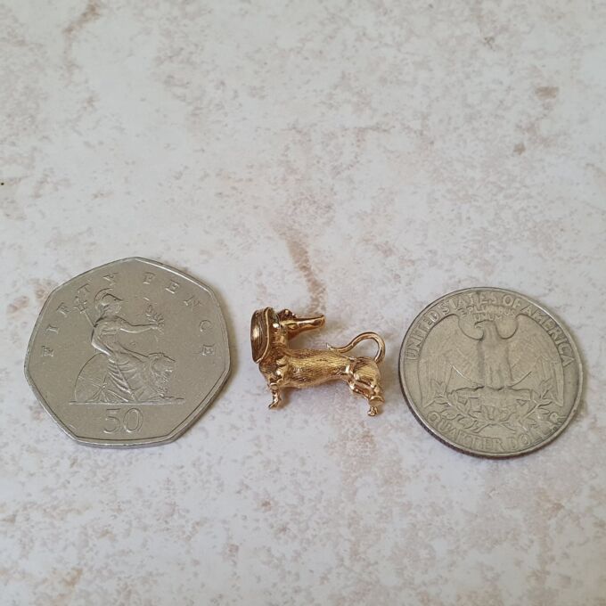 Small Dog Pendant in 9ct Gold