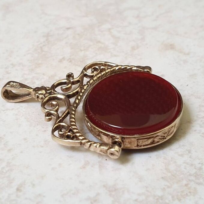 Carnelian and Onyx Spinning Pendant in 9ct Gold