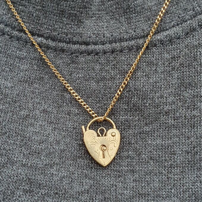 Small Heart Padlock in 9ct Gold