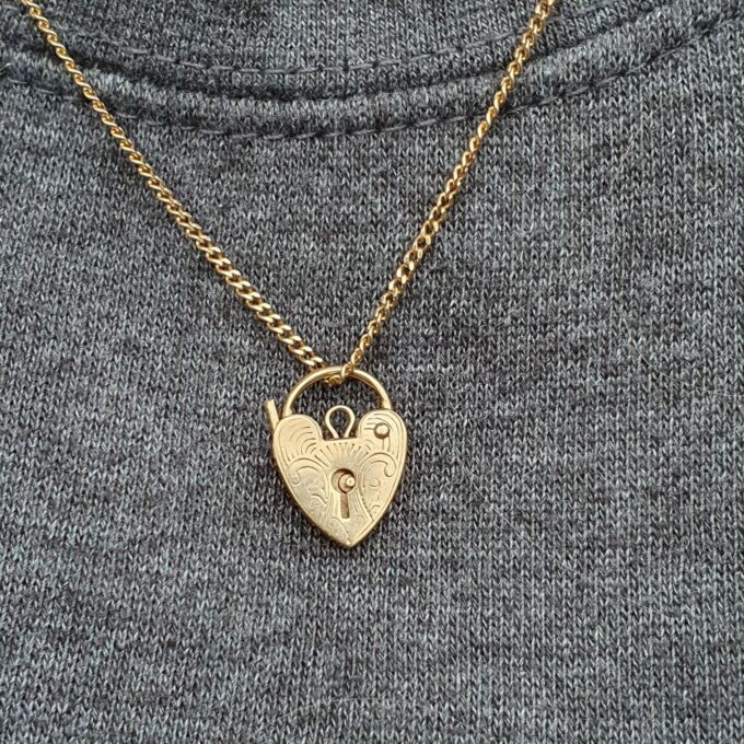 Small Heart Padlock in 9ct Gold