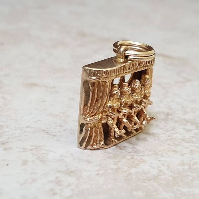 Moulin Rouge, Can Can, Chorus Girls Pendant in 9ct Gold