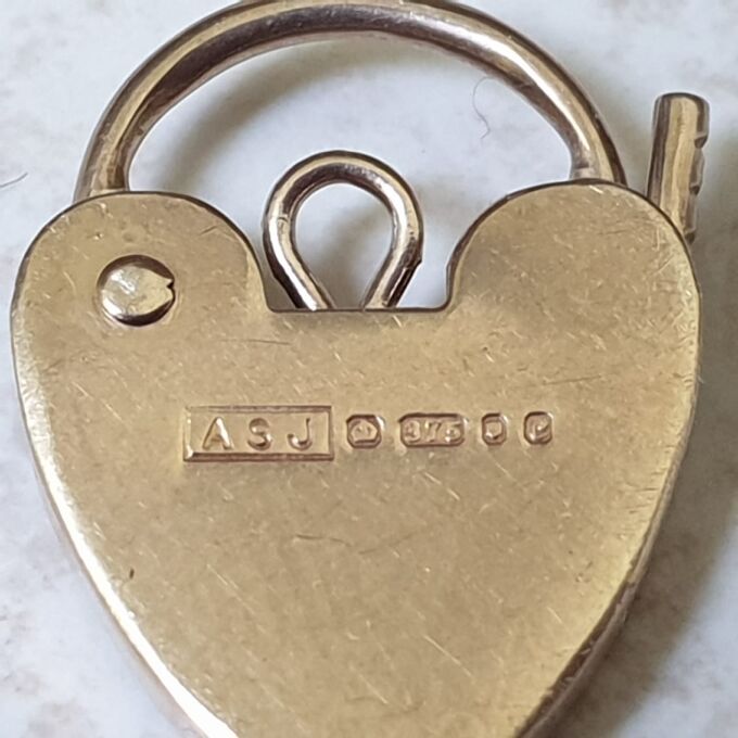 Small Heart Padlock in 9ct Gold