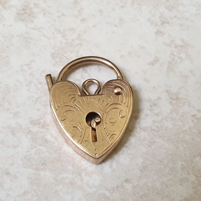Small Heart Padlock in 9ct Gold
