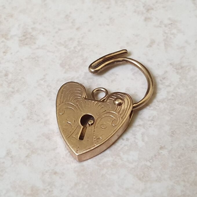 Small Heart Padlock in 9ct Gold