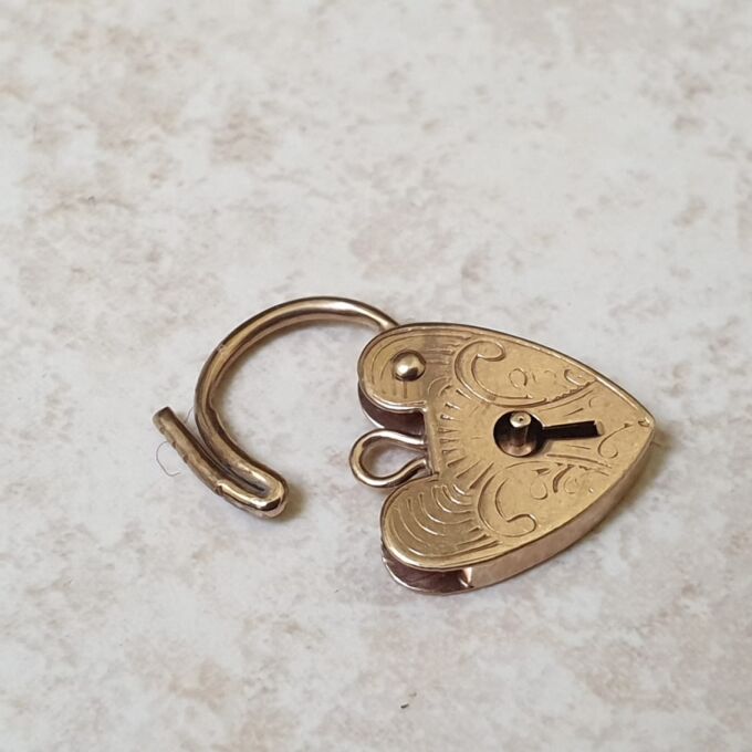 Small Heart Padlock in 9ct Gold