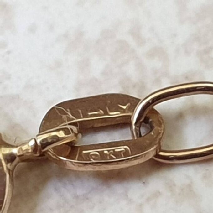 Fine Curb Chain in 9ct Gold, 20 inches.