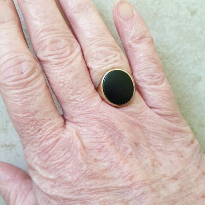Oval Onyx Signet Ring in 9ct Gold