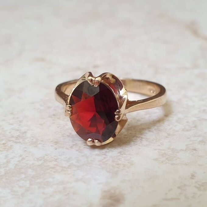 Garnet Solitaire Ring in 9ct Gold