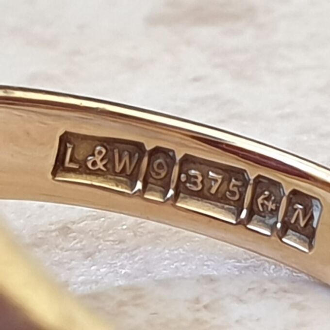 Banded Agate Signet Ring in 9ct Gold