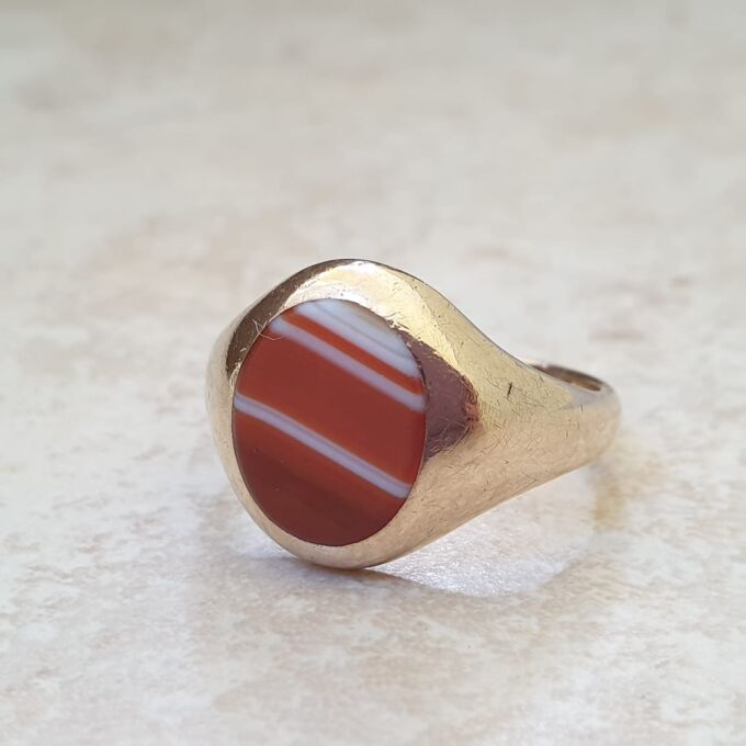 Banded Agate Signet Ring in 9ct Gold