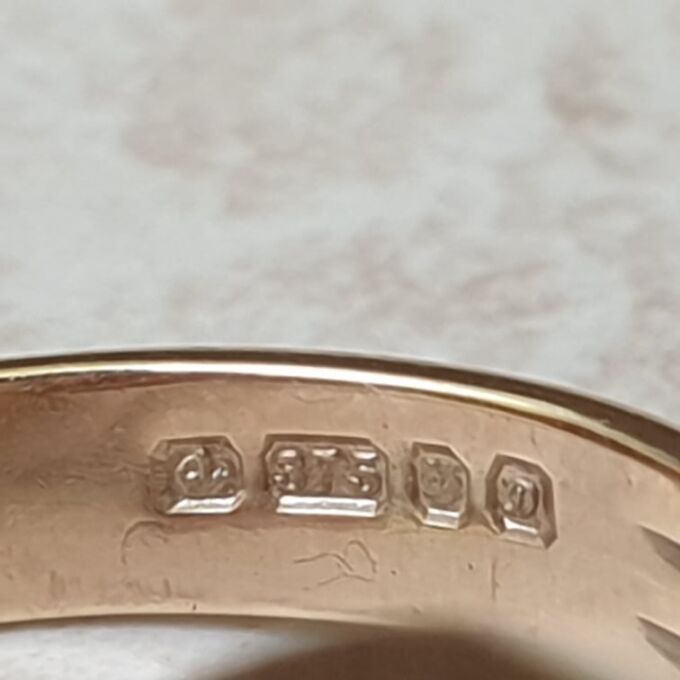 Onyx Solitaire Ring in 9ct Gold