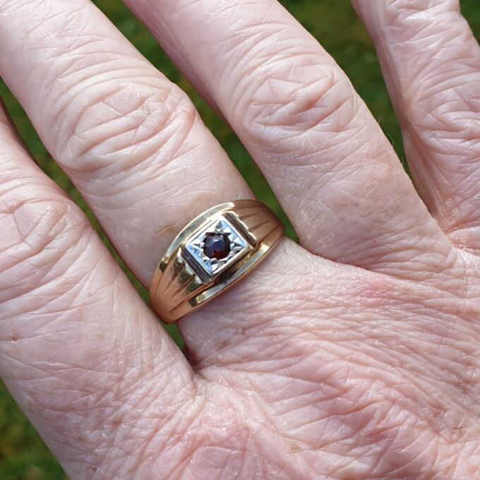 Garnet Set Signet Ring in 9ct Gold