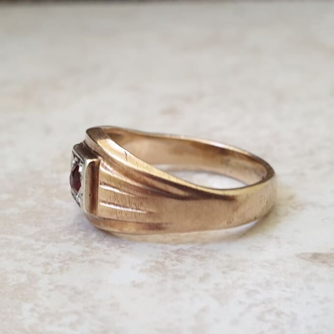 Garnet Set Signet Ring in 9ct Gold