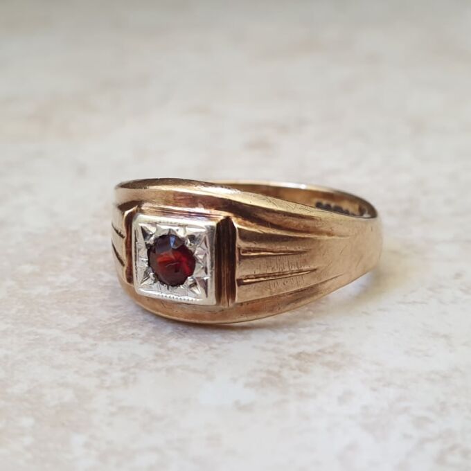 Garnet Set Signet Ring in 9ct Gold