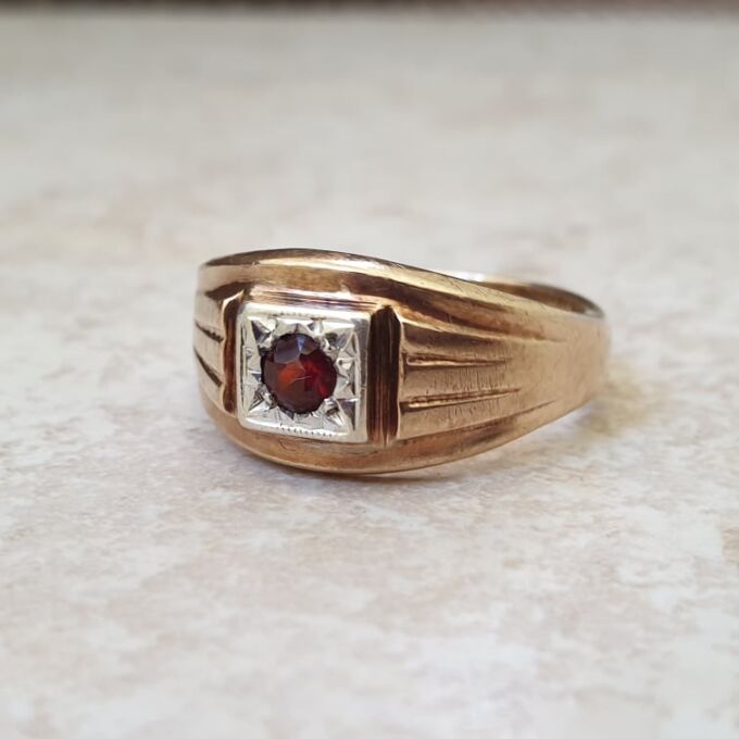 Garnet Set Signet Ring in 9ct Gold