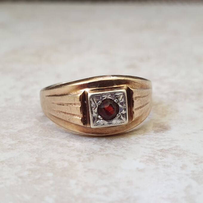 Garnet Set Signet Ring in 9ct Gold