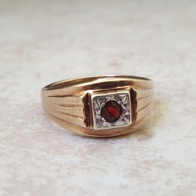 Garnet Set Signet Ring in 9ct Gold