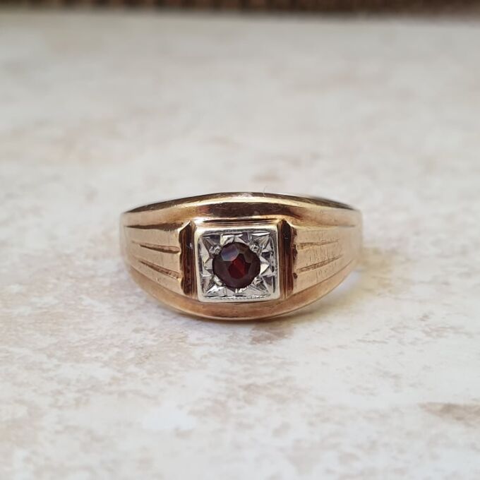 Garnet Set Signet Ring in 9ct Gold