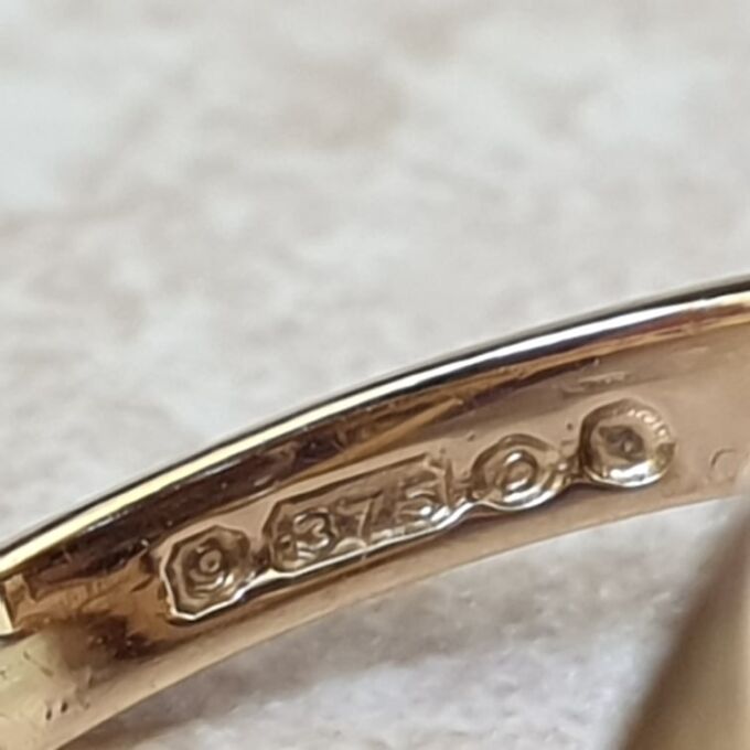 Bold Quartz Buttercup Ring in 9ct Gold